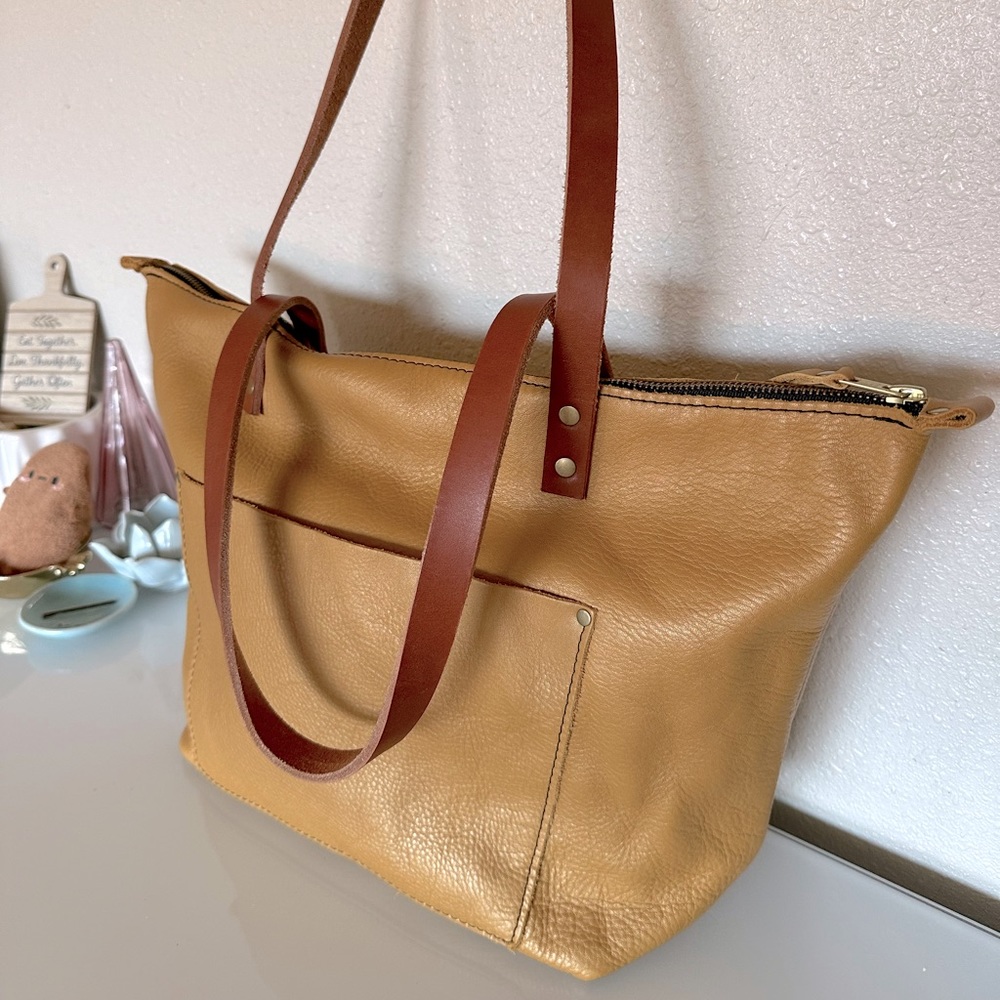 EUC 🍯 Portland Leather Large Zip Tote in Gorgeous Honeycomb Tandles Combo.